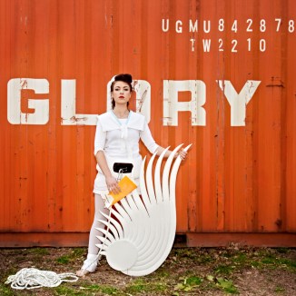 "Glory", Flügel, Holz, lackiert, 2010, Foto von David Pinzer, Make Up von Uta Stabler