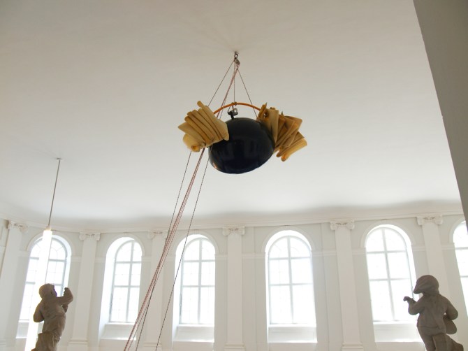Ausstellung der Hegenbarth Stipendiaten 2010 in der Städtischen Galerie in Dresden, Spiegelobjekt aus Kunststoff, Plastikstange, Schaumstoff und Strick, Objektumfang/Durchmesser: 100cm, Gesamthöhe: 14 m, Gesamtbreite: 150 cm