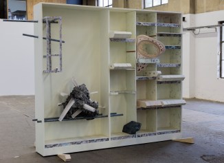 Holz, Plastik 230 x 260 x 40 cm